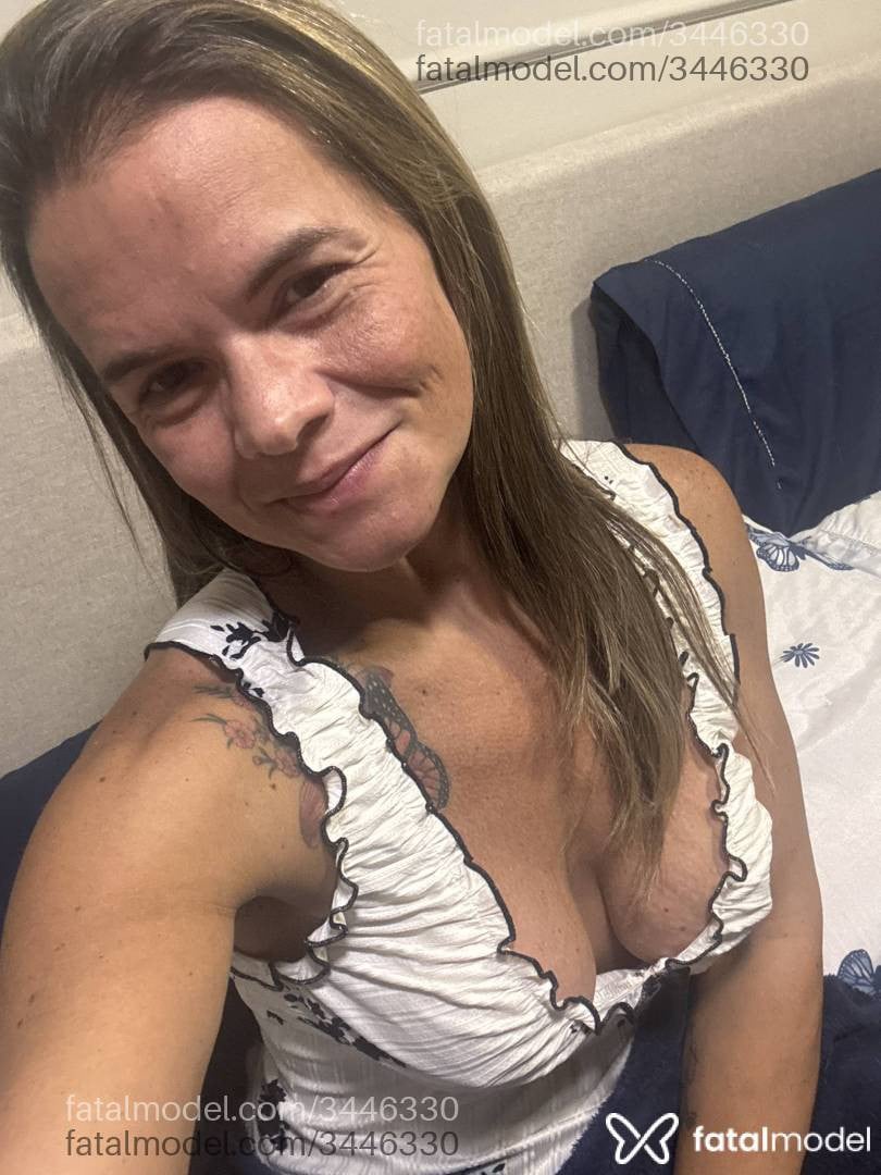Acompanhante mulher com cabelo castanho de olhos castanhos - Drarobertamedica