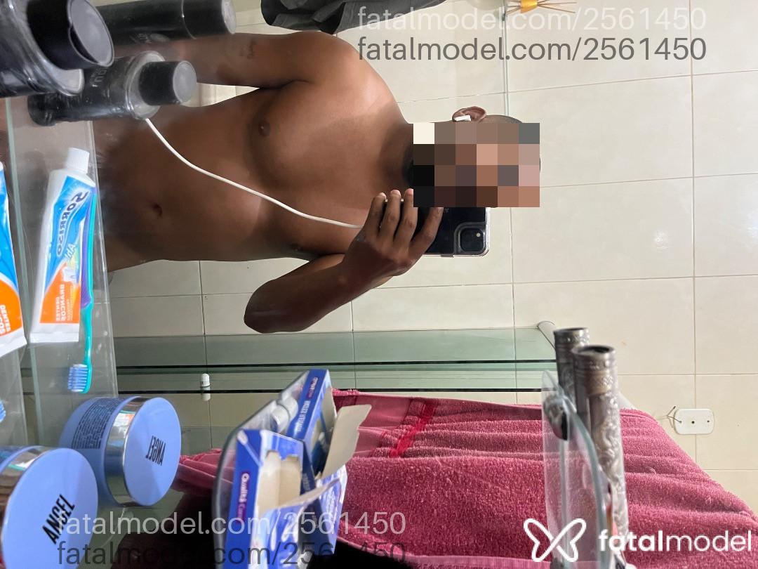 Acompanhante homem com cabelo castanho de olhos pretos - Pedro