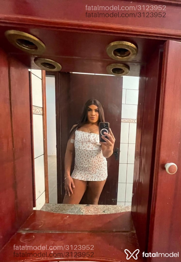 Acompanhante mulher trans com cabelo castanho de olhos mel - Julia