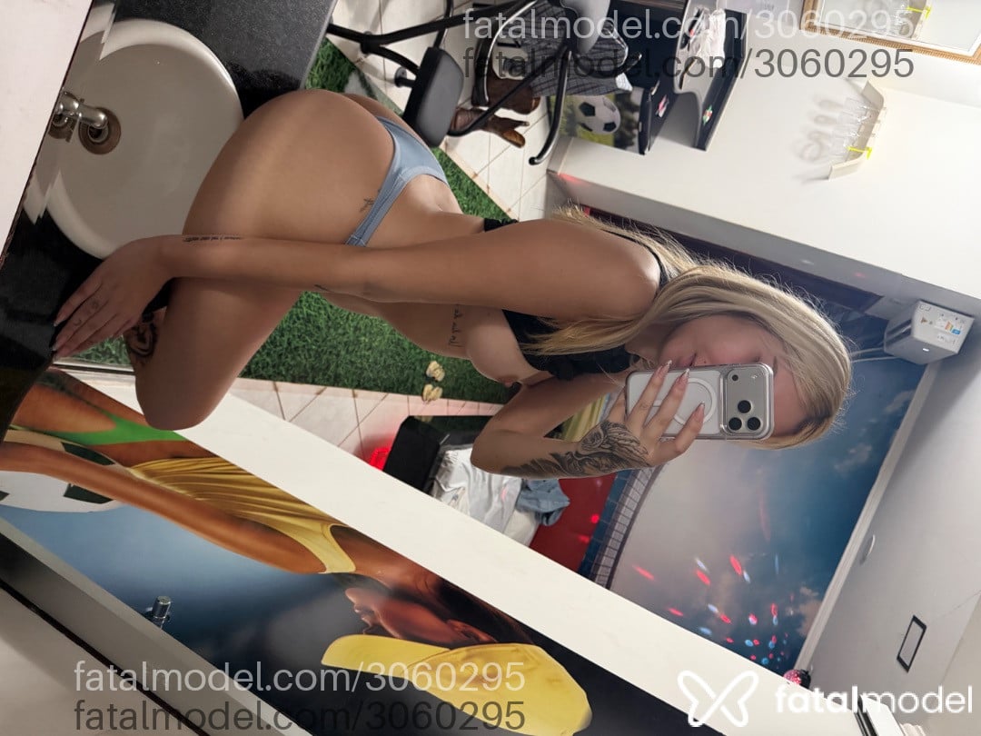 Acompanhante mulher loira (o) de olhos pretos - Pérola