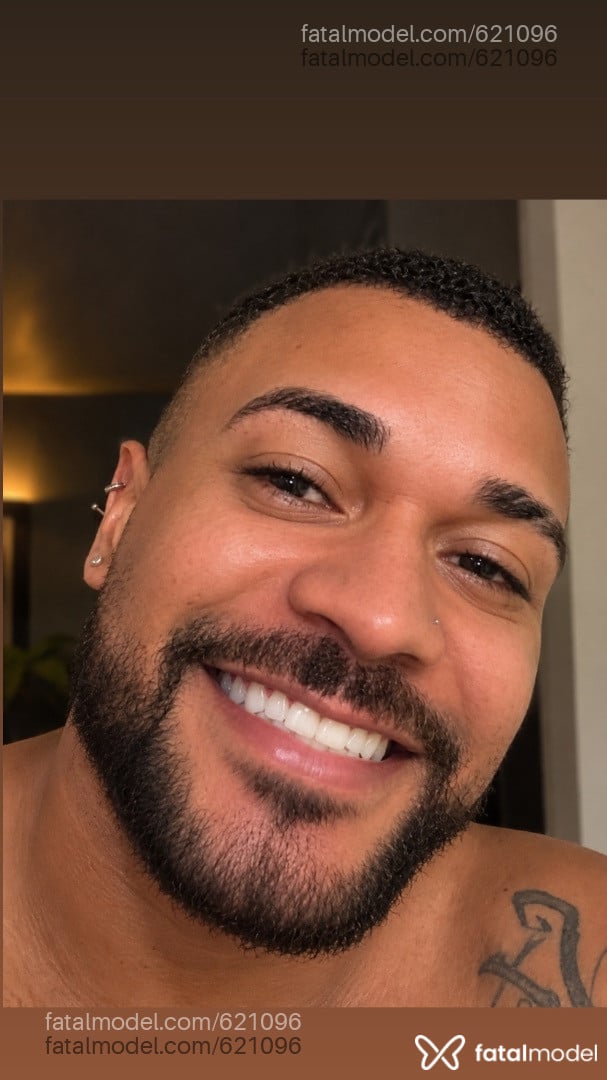 Acompanhante homem com cabelo castanho de olhos castanhos - João Lucass