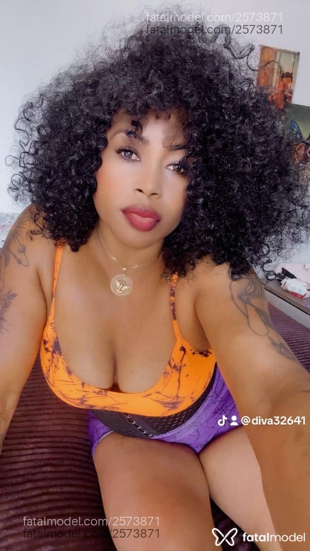 Acompanhante mulher morena (o) de olhos pretos - Cacau