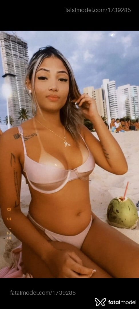 Acompanhante mulher loira (o) de olhos castanhos - Isadora leal
