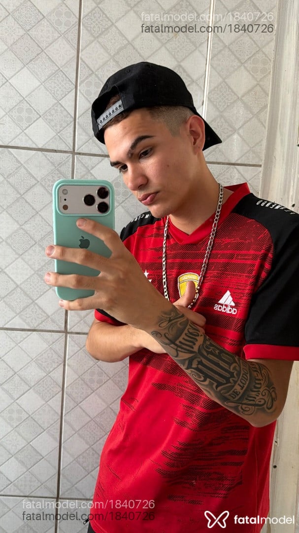 Acompanhante homem com cabelo castanho de olhos castanhos - Braquinho