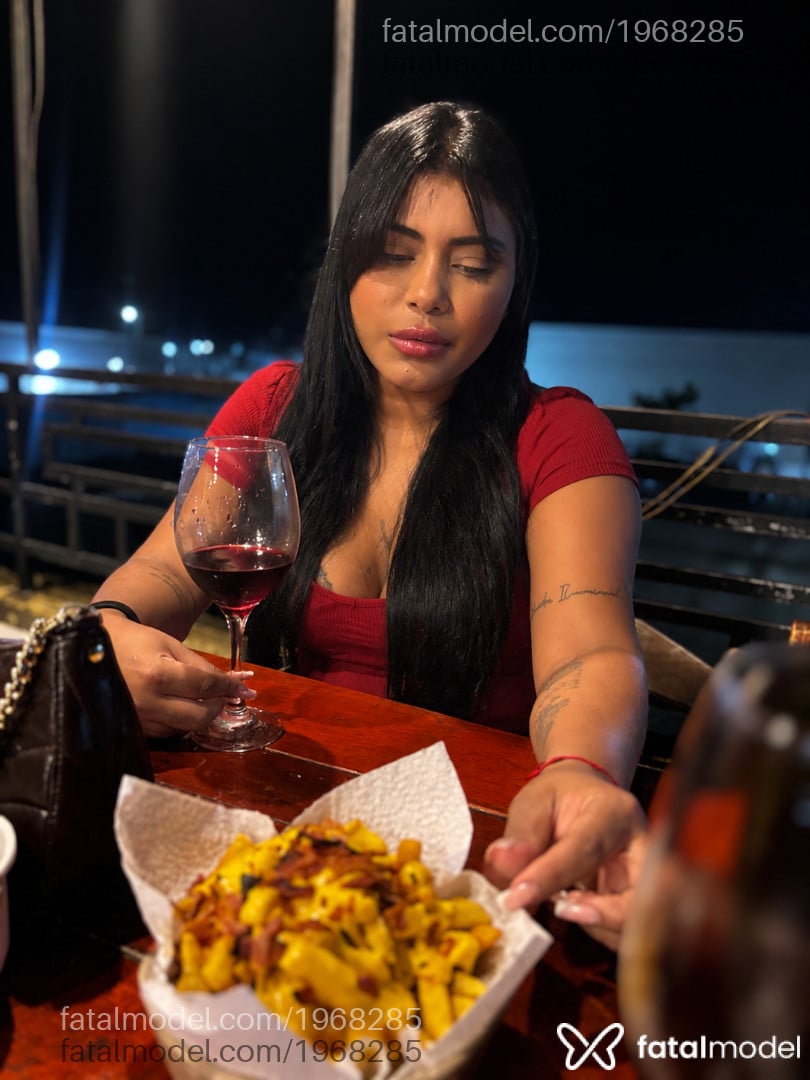 Acompanhante mulher morena (o) de olhos pretos - Tainá