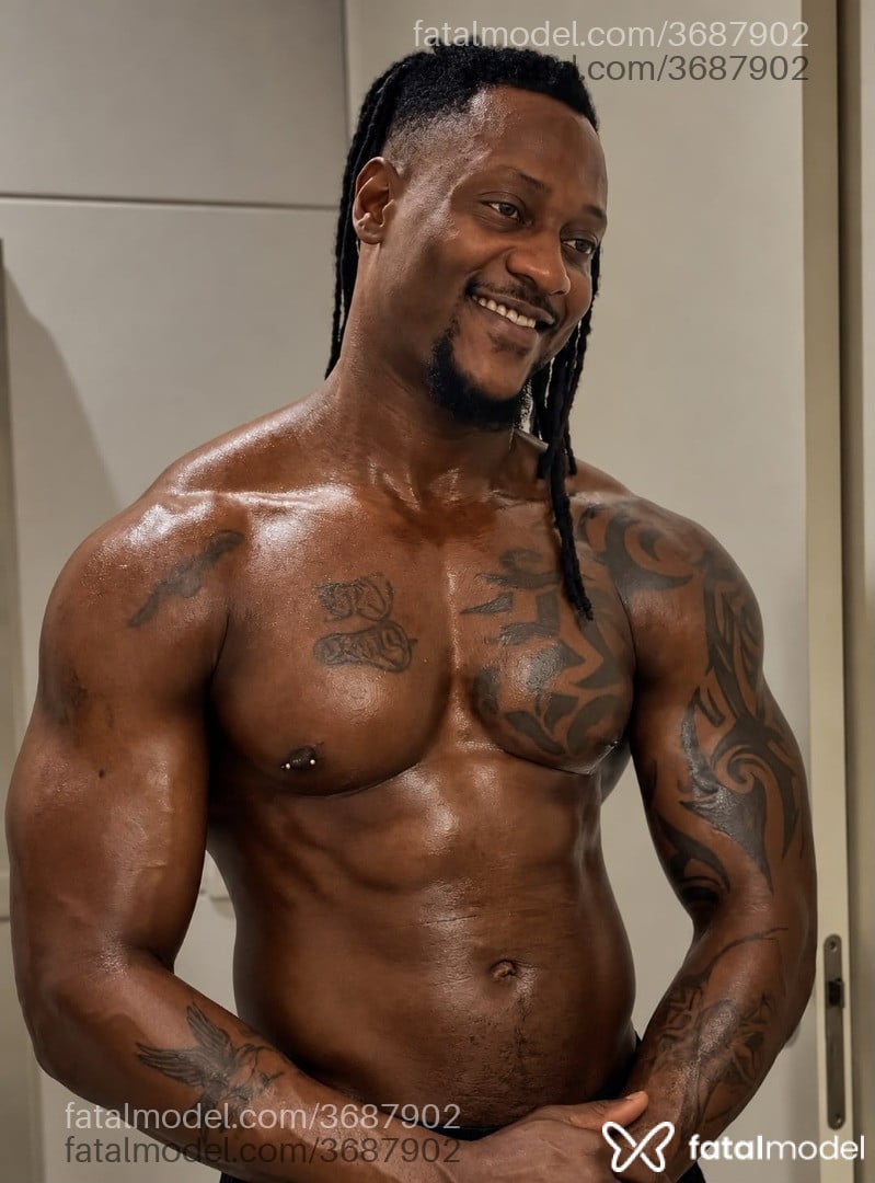 Acompanhante homem morena (o) de olhos pretos - Preto Tchuco