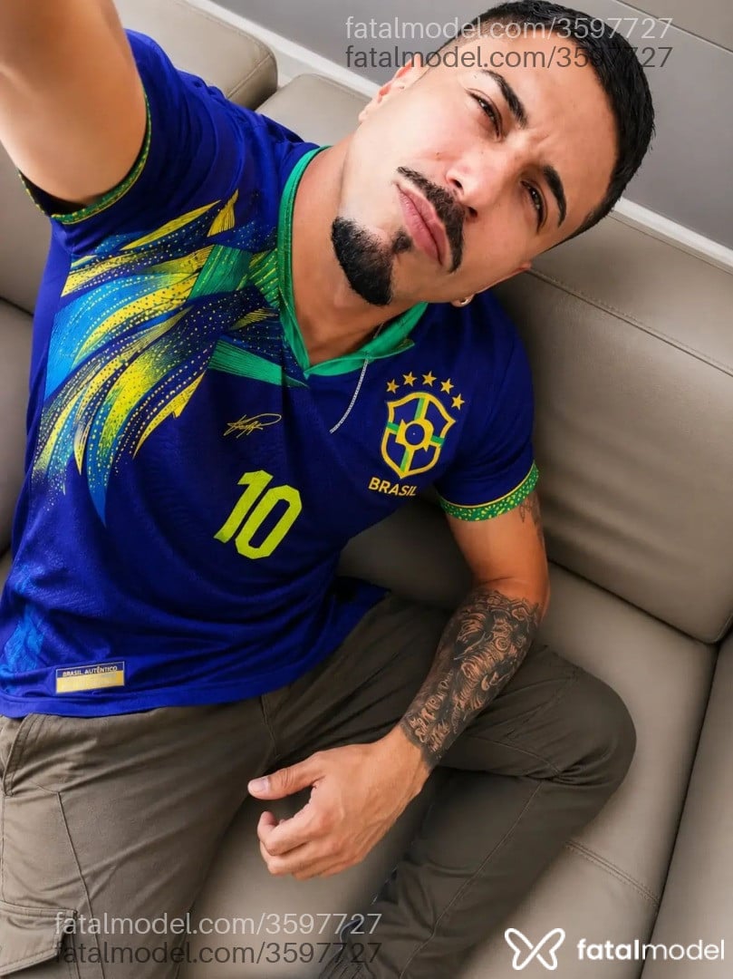 Acompanhante homem com cabelo castanho de olhos castanhos - Konrady