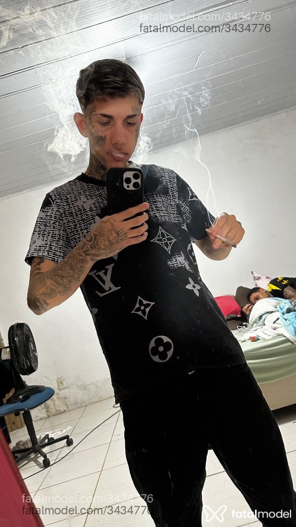 Acompanhante homem com cabelo castanho de olhos castanhos - Jp Vilão