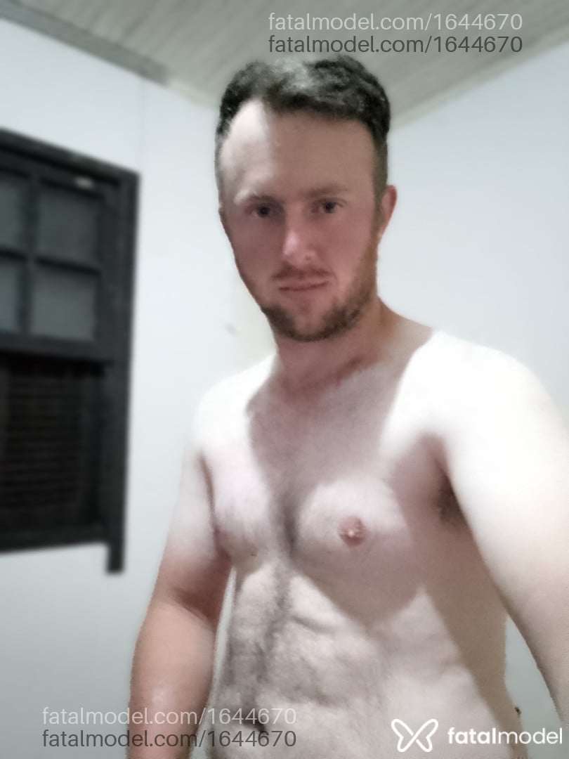 Acompanhante homem com cabelo castanho de olhos azuis - Evertonluis