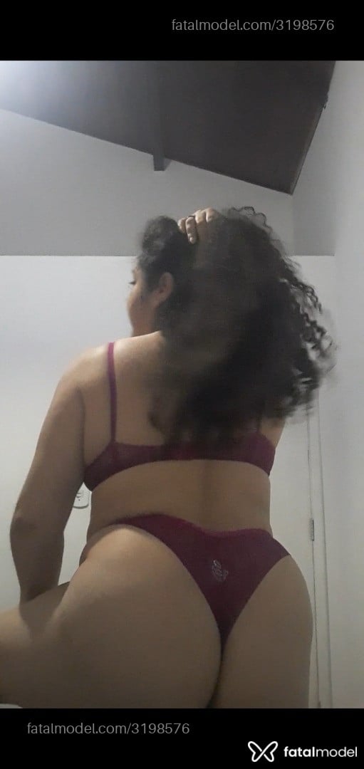 Acompanhante mulher com cabelo castanho de olhos castanhos - Pérola