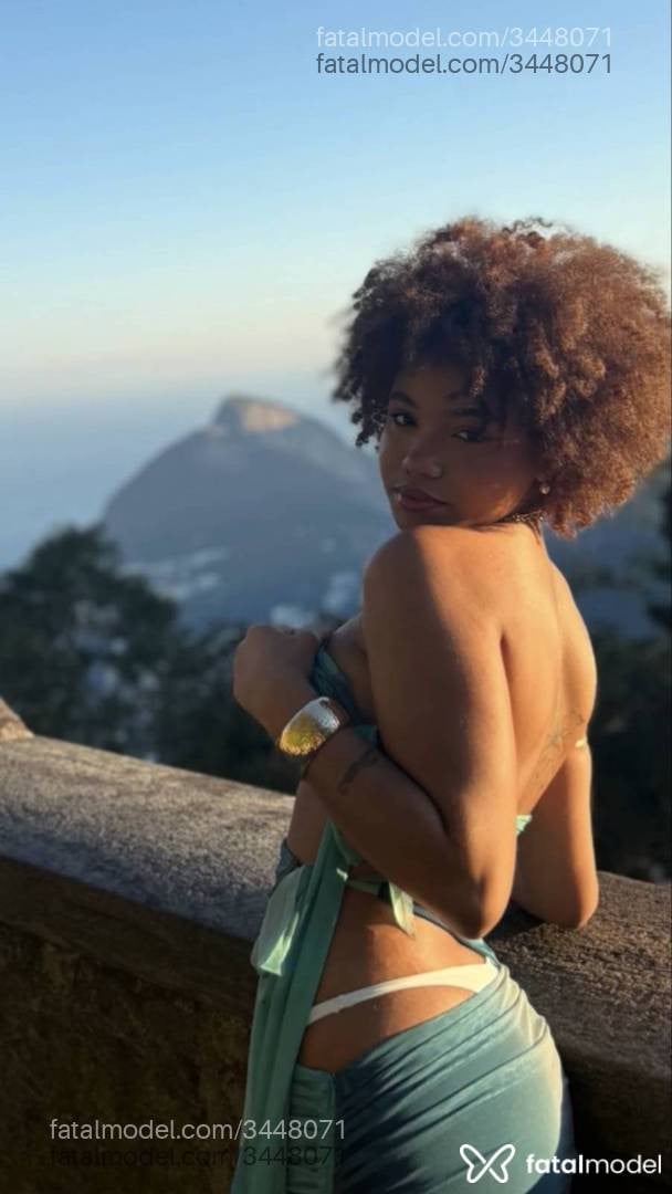 Acompanhante mulher morena (o) de olhos castanhos - Victoria