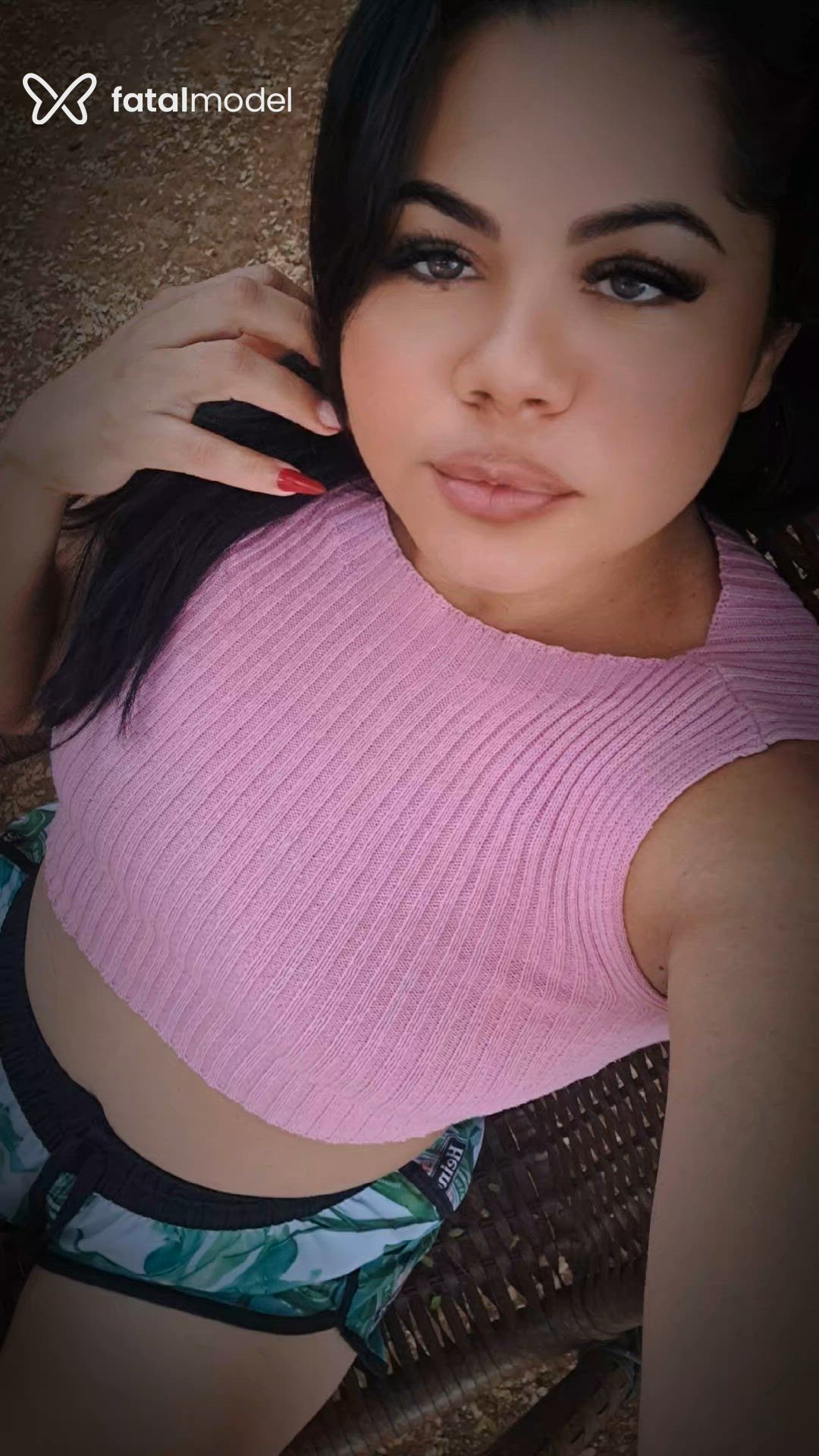 Acompanhante mulher com cabelo castanho de olhos pretos - Valentina