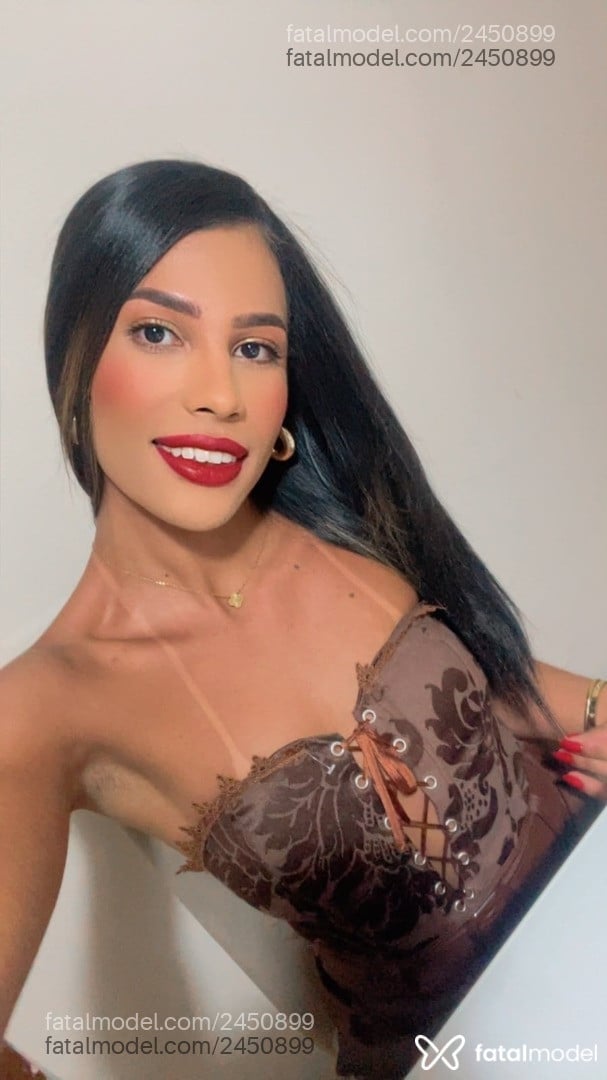 Acompanhante mulher trans com cabelo castanho de olhos pretos - Mavizinha