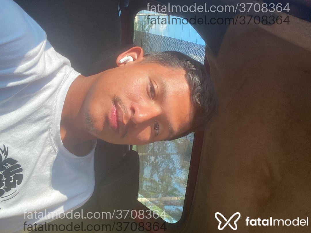Acompanhante homem com cabelo castanho de olhos castanhos - Marcos
