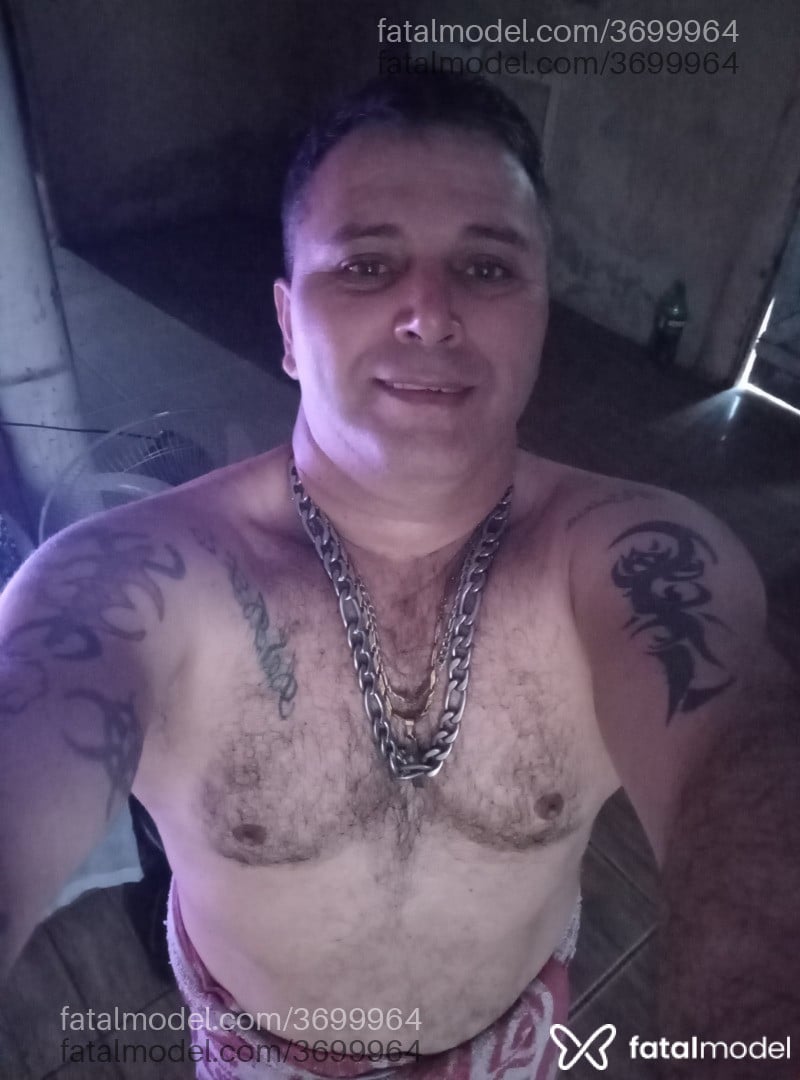 Acompanhante homem com cabelo grisalho de olhos verdes - Pq gondran Gerônim