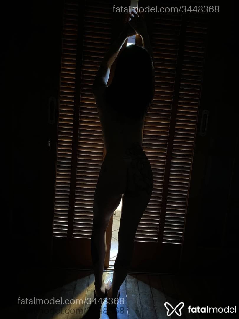 Acompanhante mulher morena (o) de olhos pretos - Mel Silva