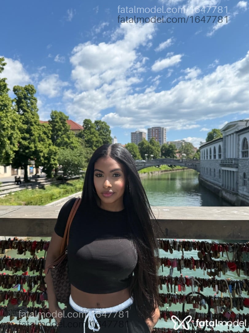 Acompanhante mulher morena (o) de olhos pretos - Isis Belle