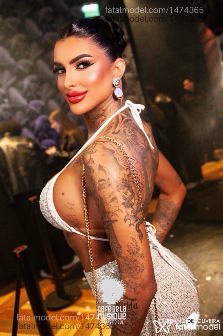 Acompanhante mulher trans morena (o) de olhos mel - Maitê Albeche