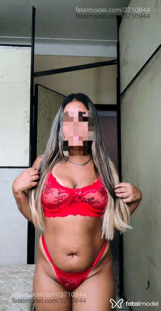 Acompanhante mulher loira (o) de olhos pretos - Kaysa