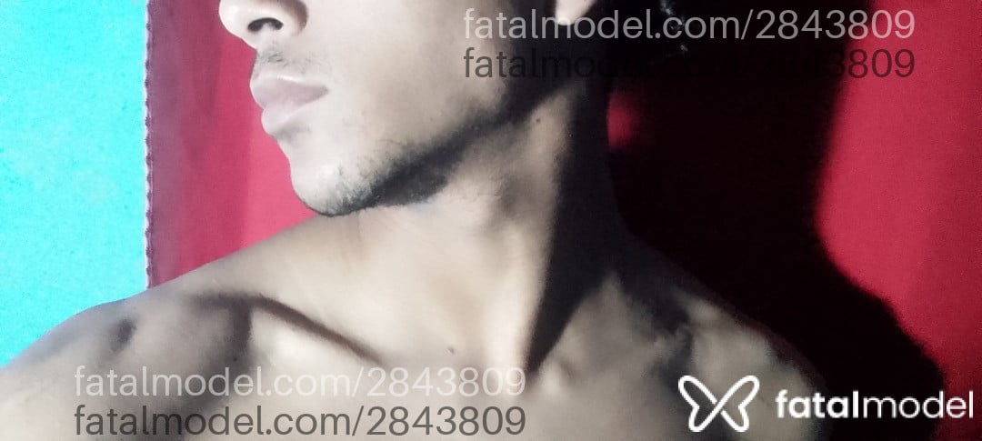 Acompanhante homem com cabelo castanho de olhos pretos - Rafael