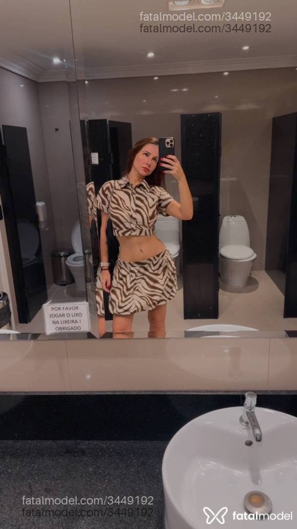 Acompanhante mulher com cabelo castanho de olhos azuis - Paola