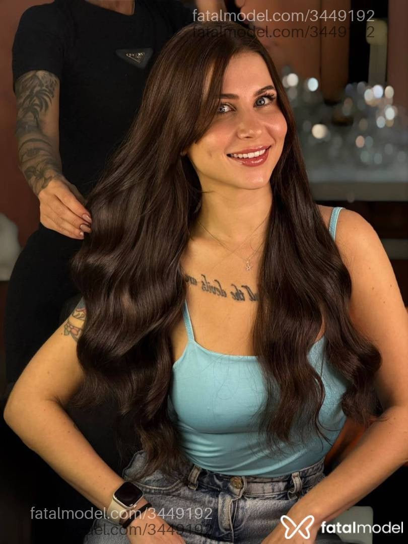 Acompanhante mulher com cabelo castanho de olhos azuis - Paola