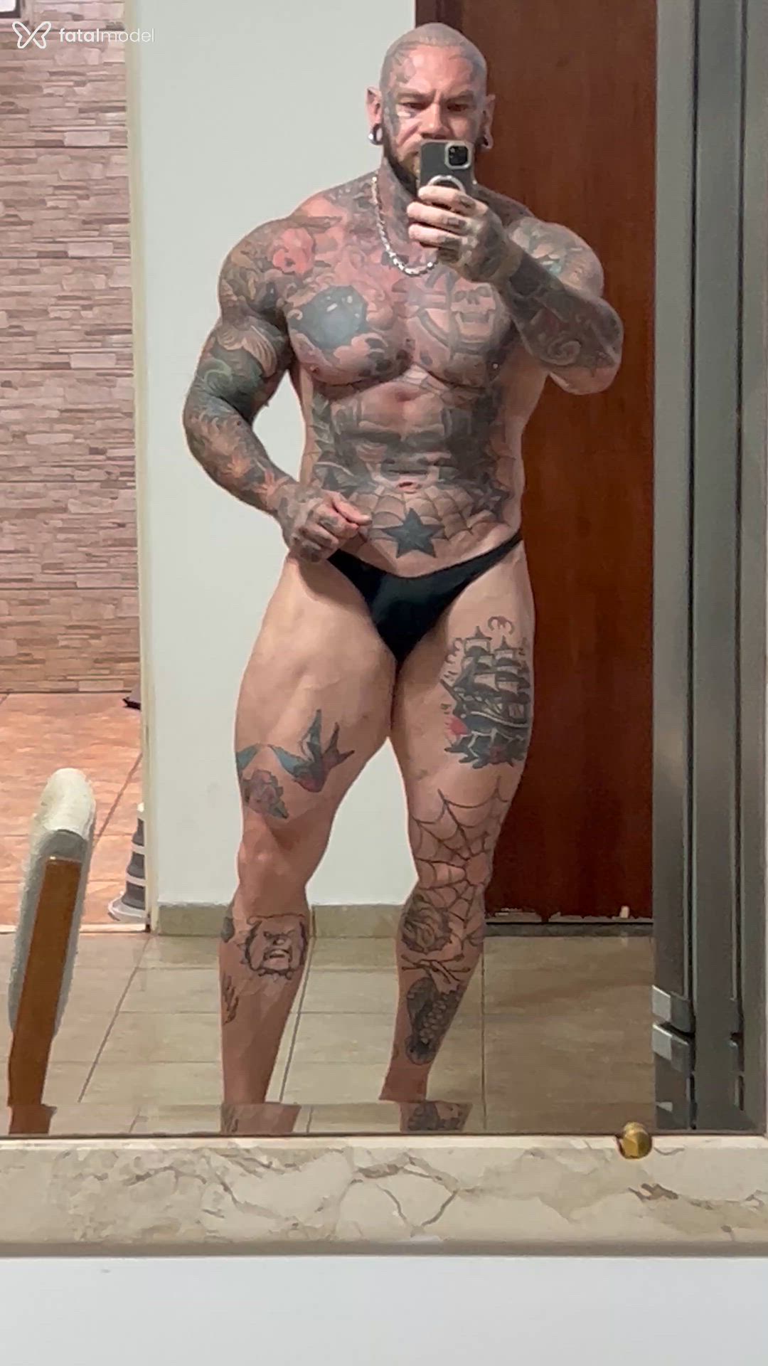 Acompanhante homem sem cabelo de olhos mel - Luca Sofistinha