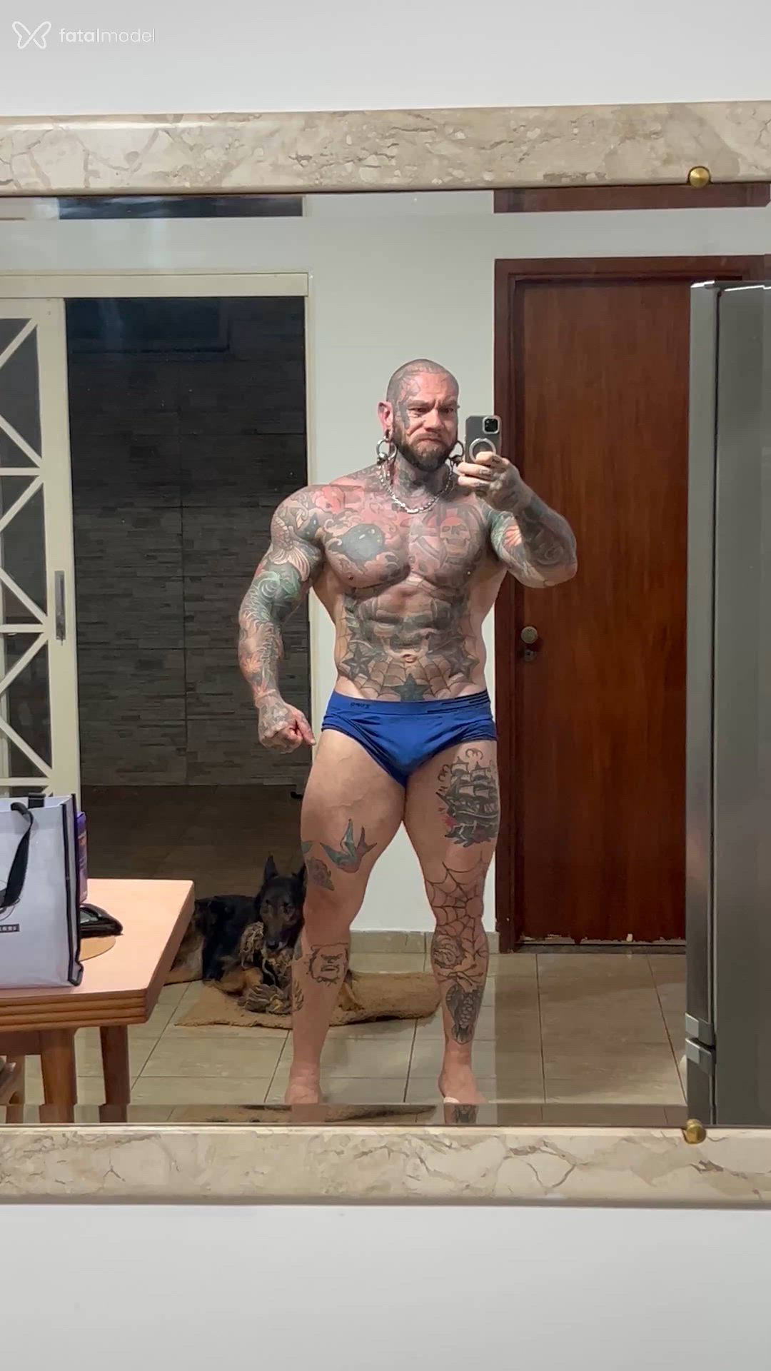 Acompanhante homem sem cabelo de olhos mel - Luquinha