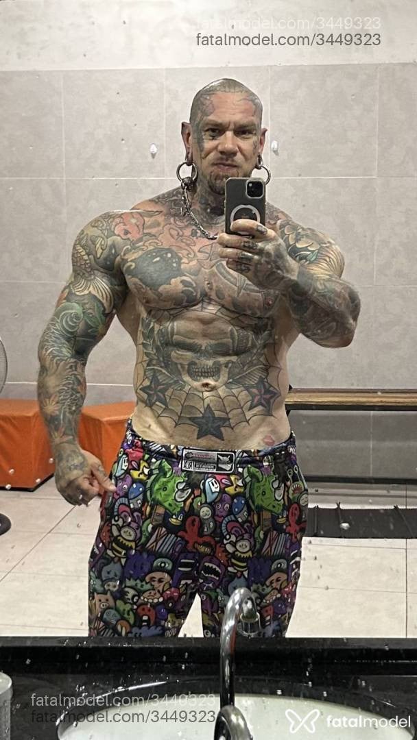 Acompanhante homem sem cabelo de olhos mel - Luca Sofistinha