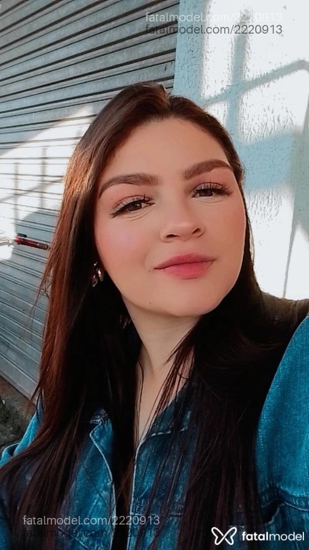 Acompanhante mulher com cabelo castanho de olhos mel - Isabela