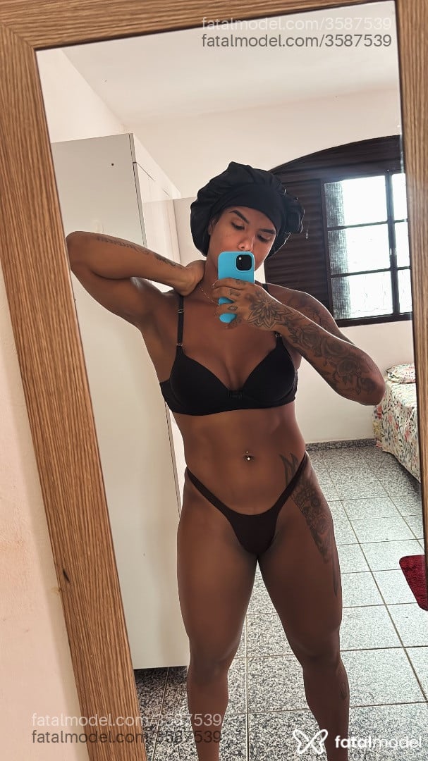 Acompanhante mulher trans loira (o) de olhos castanhos - Ericka Sanches