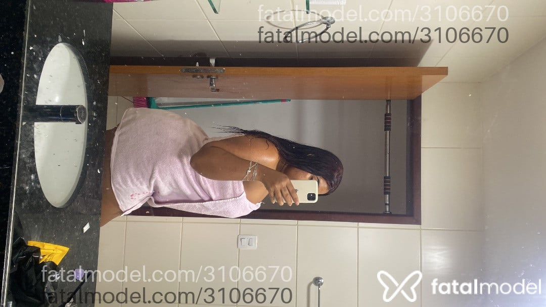 Acompanhante mulher ruiva (o) de olhos pretos - Emily