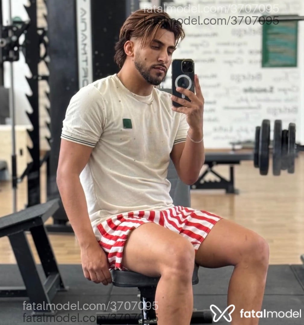 Acompanhante homem com cabelo castanho de olhos castanhos - Vexoo