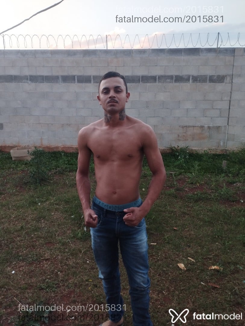 Acompanhante homem com cabelo castanho de olhos castanhos - Henrique