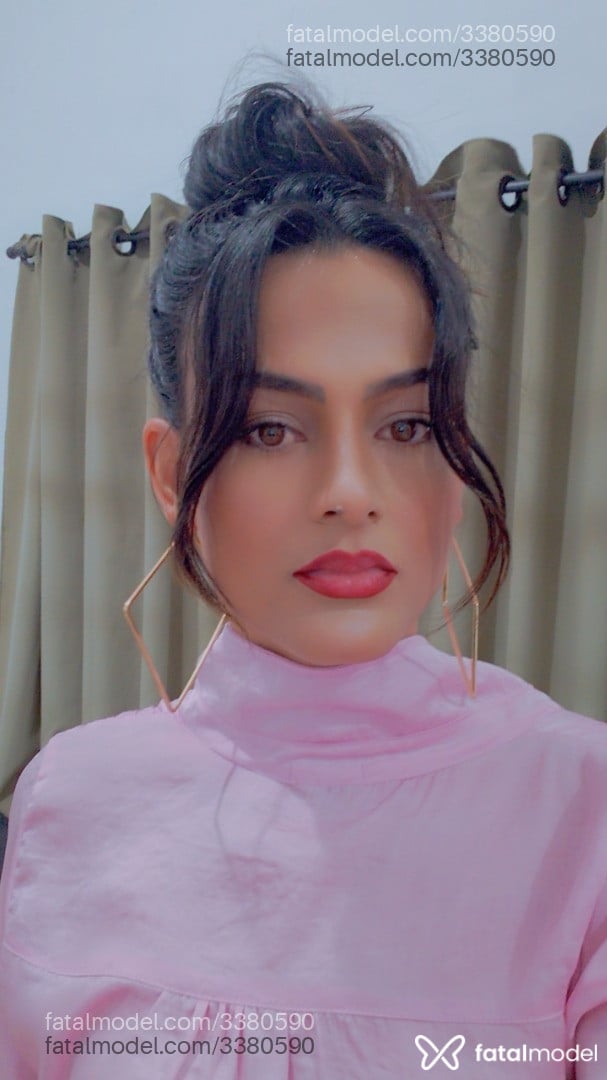 Acompanhante mulher trans morena (o) de olhos mel - Bella