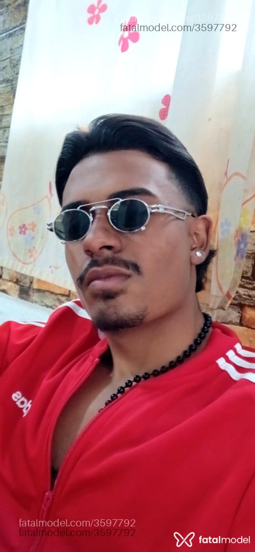 Acompanhante homem com cabelo castanho de olhos castanhos - Black Diamond