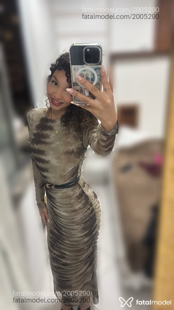 Acompanhante mulher loira (o) de olhos castanhos - Yaas