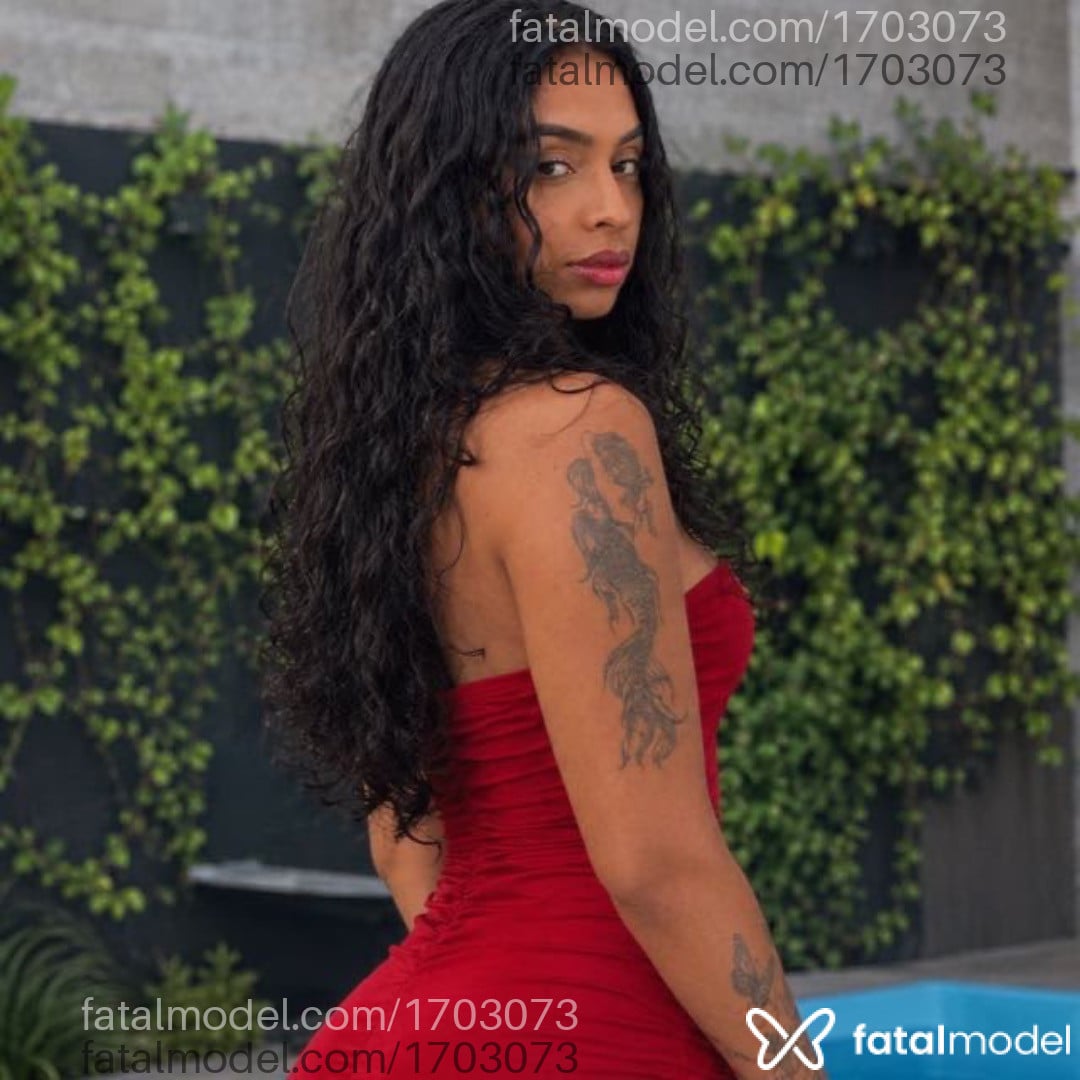 Acompanhante mulher trans morena (o) de olhos castanhos - Hillary Estrela