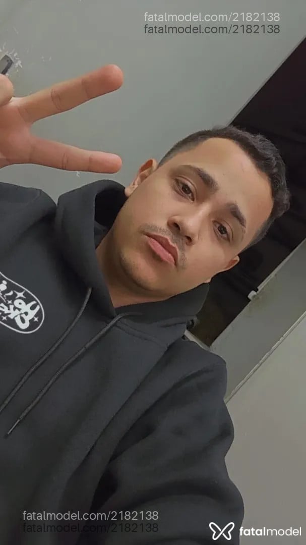 Acompanhante homem com cabelo castanho de olhos pretos - Sad