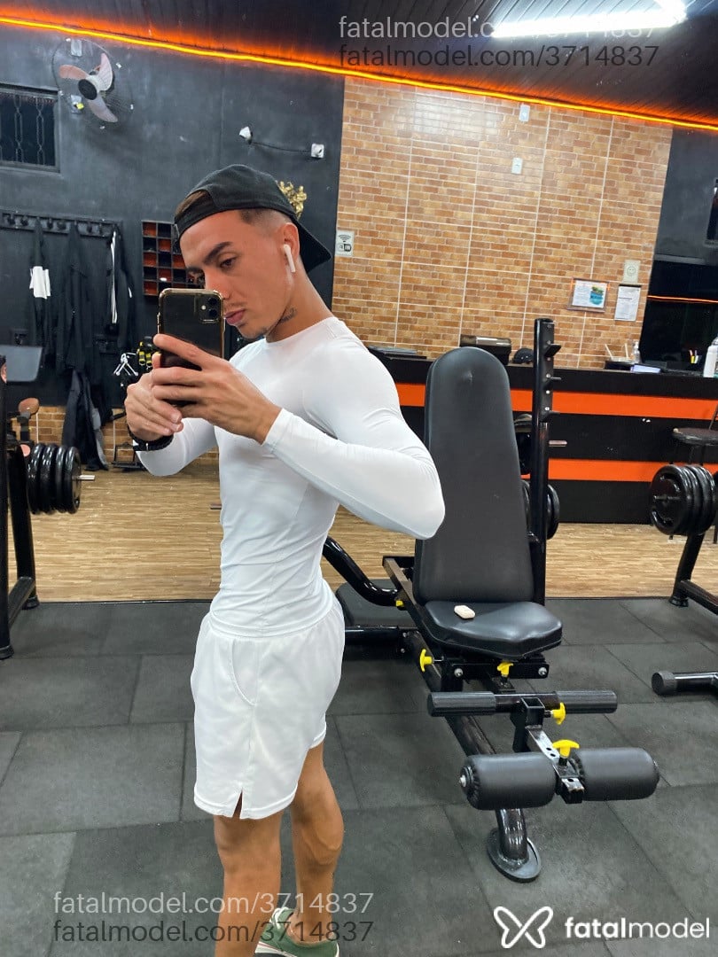 Acompanhante homem com cabelo castanho de olhos castanhos - Douglas