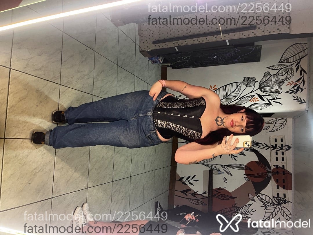 Acompanhante mulher trans ruiva (o) de olhos mel - Rubby