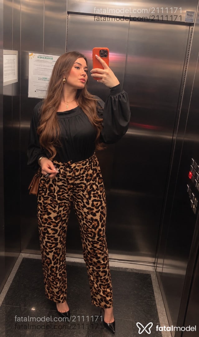 Acompanhante mulher com cabelo castanho de olhos castanhos - Isabella Monteiro