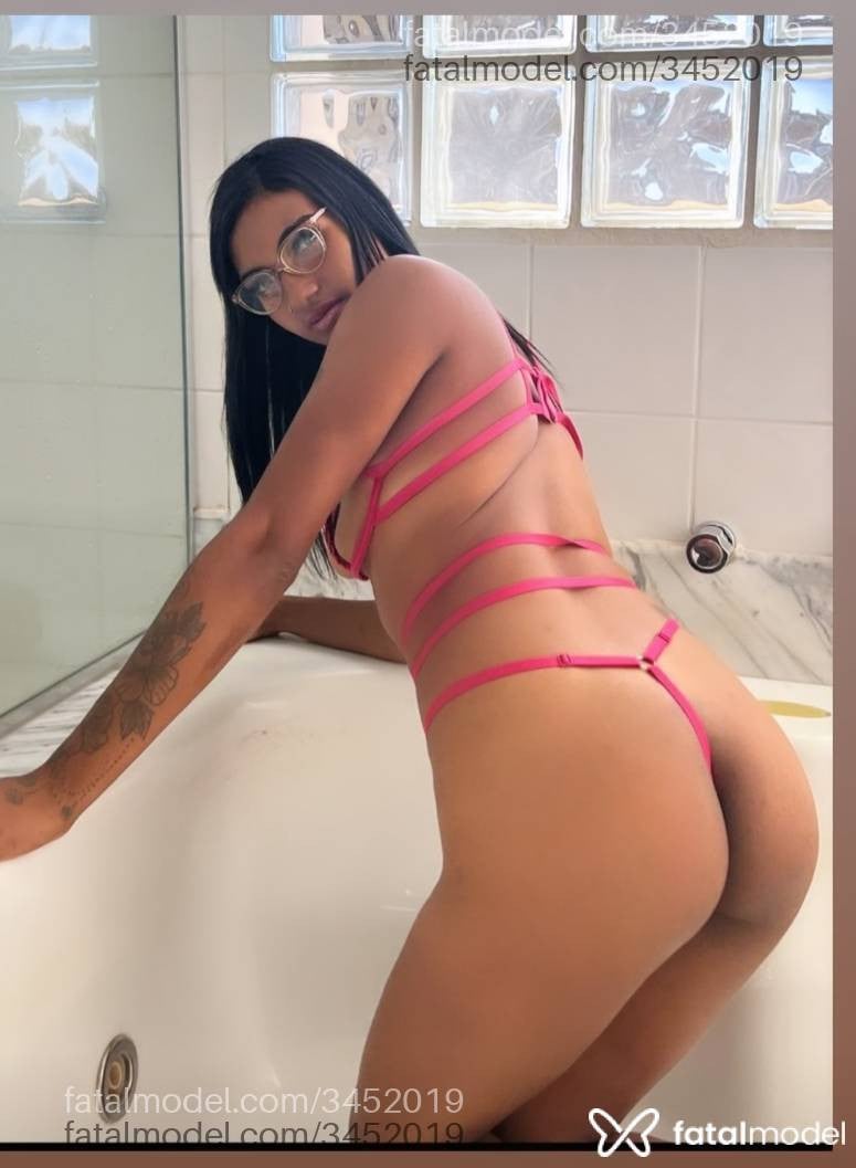 Acompanhante mulher morena (o) de olhos pretos - Luiza