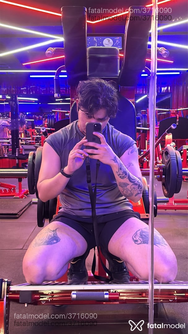 Acompanhante homem trans com cabelo castanho de olhos castanhos - Ethan