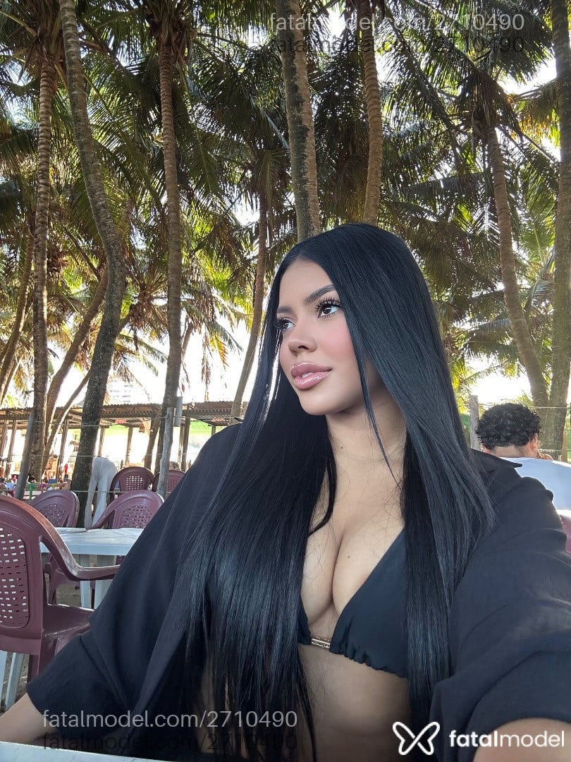 Acompanhante mulher morena (o) de olhos pretos - Larissa Silva