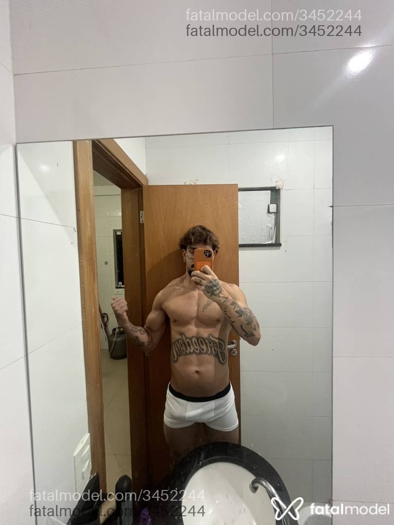 Acompanhante homem com cabelo castanho de olhos castanhos em São Paulo Acompanhante homem com cabelo castanho de olhos castanhos em São Paulo - Gabriel