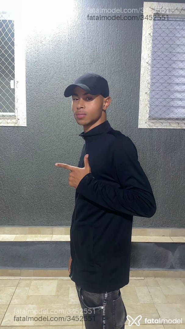 Acompanhante homem com cabelo castanho de olhos castanhos - Lucas Apolinário