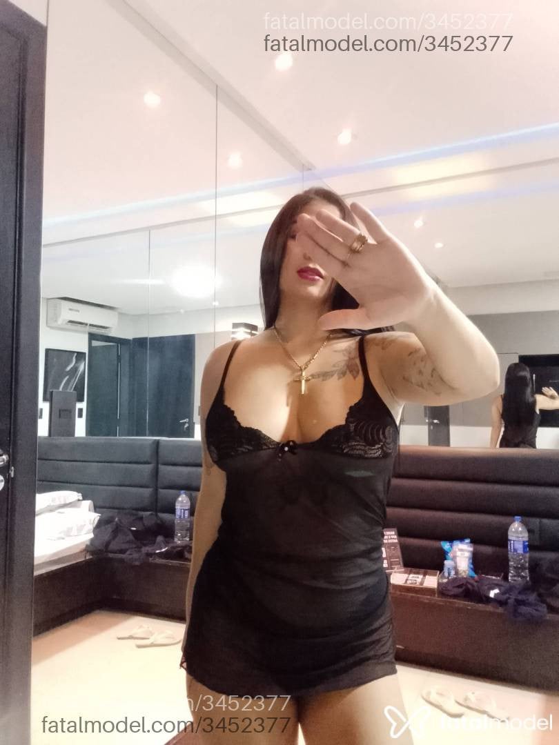 Acompanhante mulher morena (o) de olhos pretos - Larii