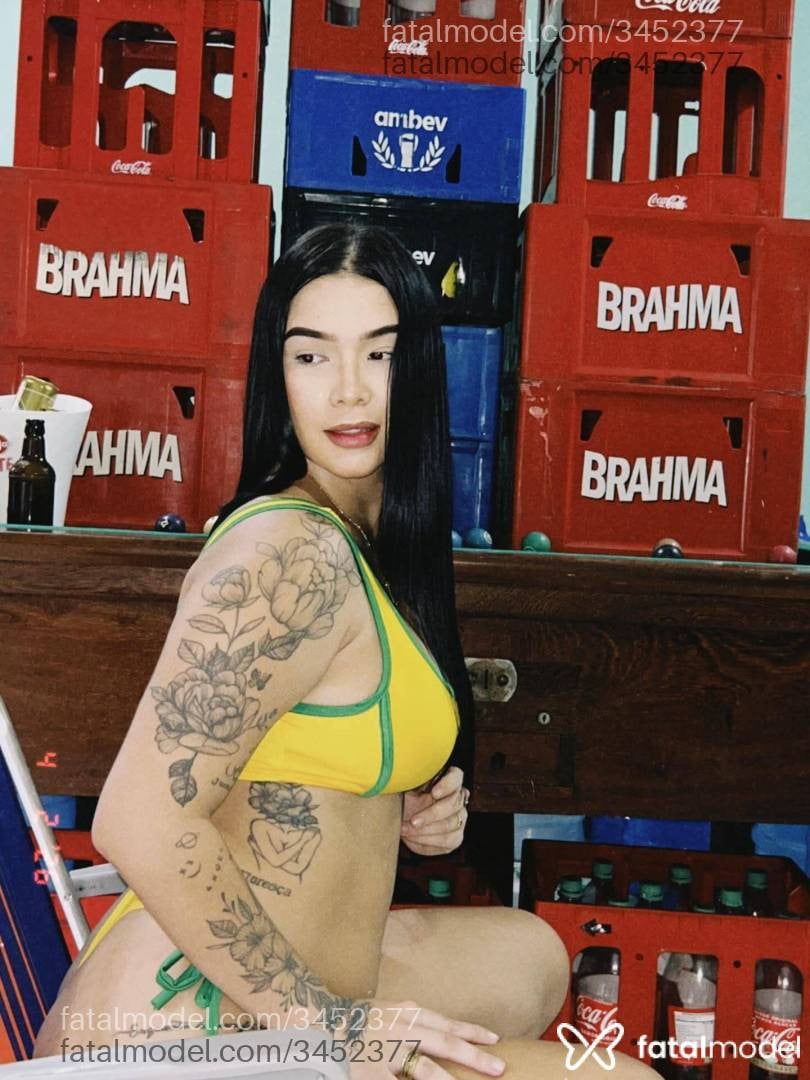 Acompanhante mulher morena (o) de olhos pretos - Larii