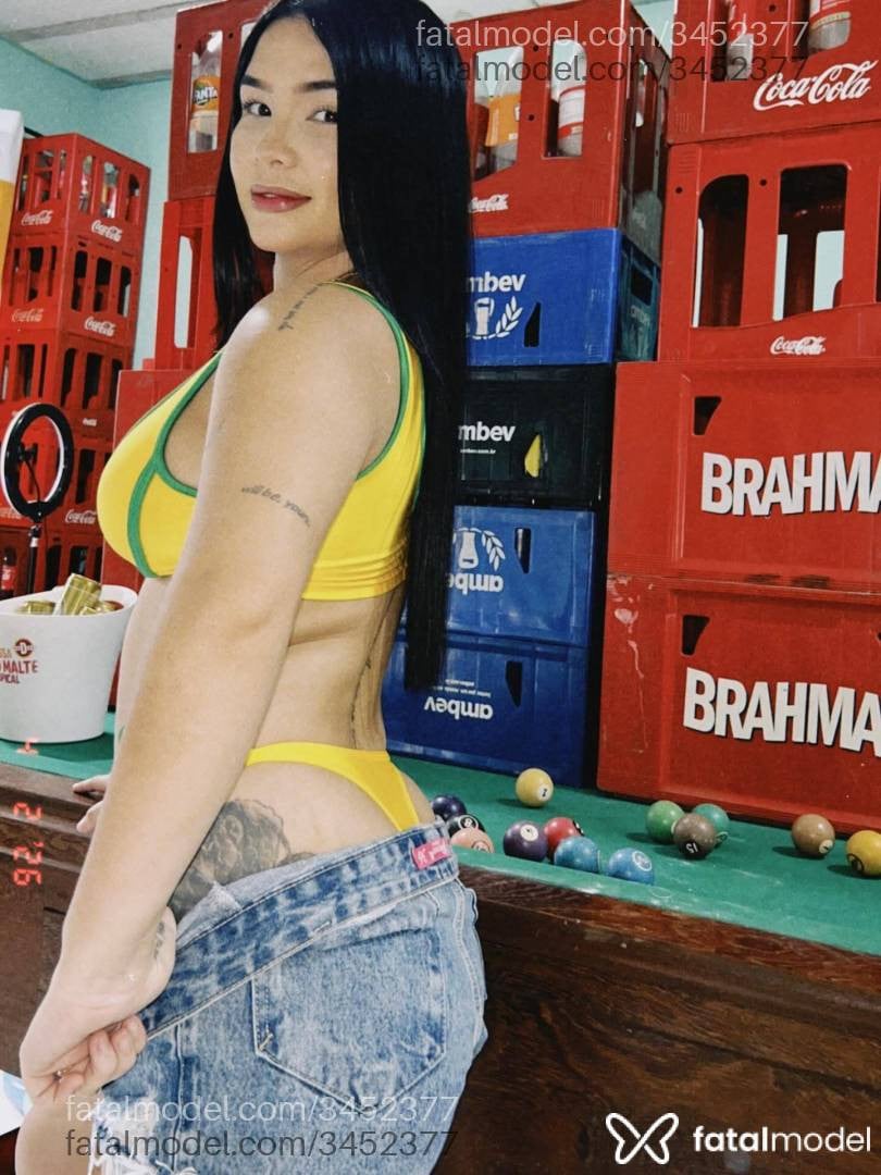 Acompanhante mulher morena (o) de olhos pretos - Larii